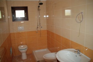 Borgo Cenate second bathroom: villas by the sea for sale in Puglia