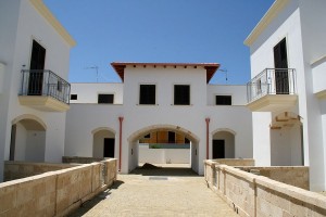 Borgo Cenate drive path: villas by the sea for sale in Puglia