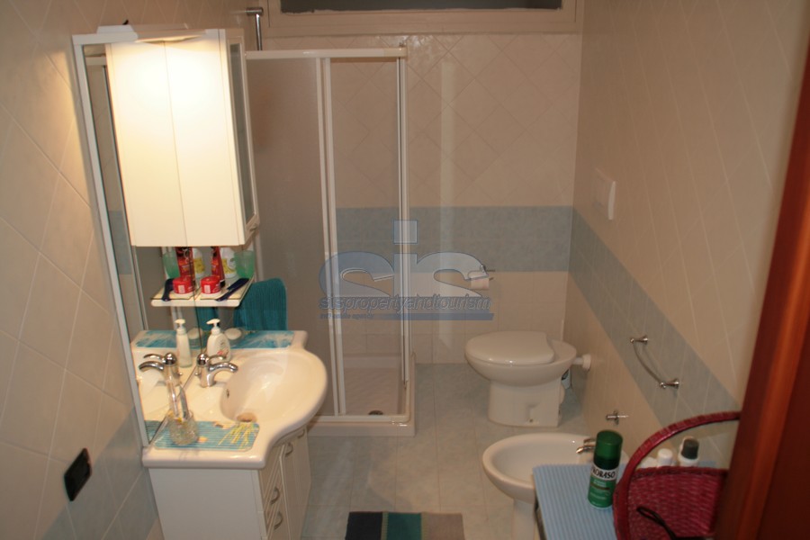 Luxury seafront villa for sale in Italy, Puglia: bathroom