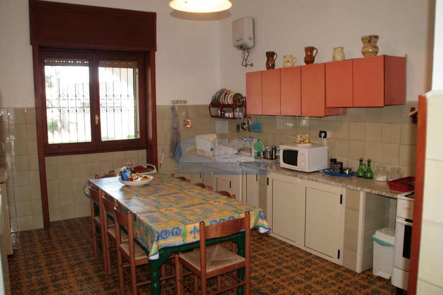 Luxury seafront villa for sale in Italy, Puglia: kitchen