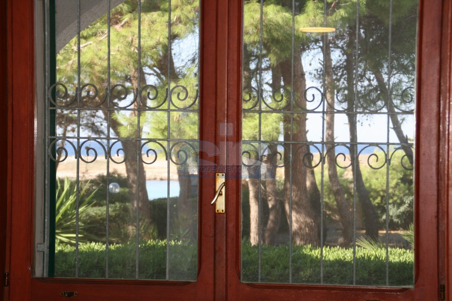 Luxury seafront villa for sale in Italy, Puglia: kitchen view