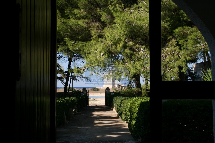Luxury seafront villa for sale in Italy, Puglia, Salento: garden path