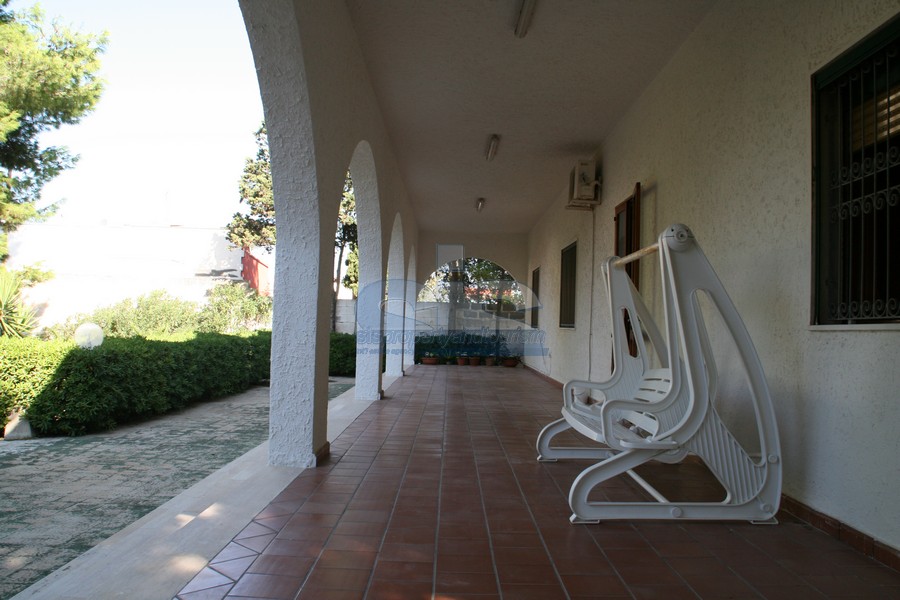 Luxury sea frontvilla for sale in italy, Puglia, Salento: front veranda